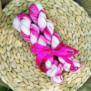 Włóczka skarpetkowa ręcznie farbowana Twin Skeins kolor 2726 Pink Orchid
